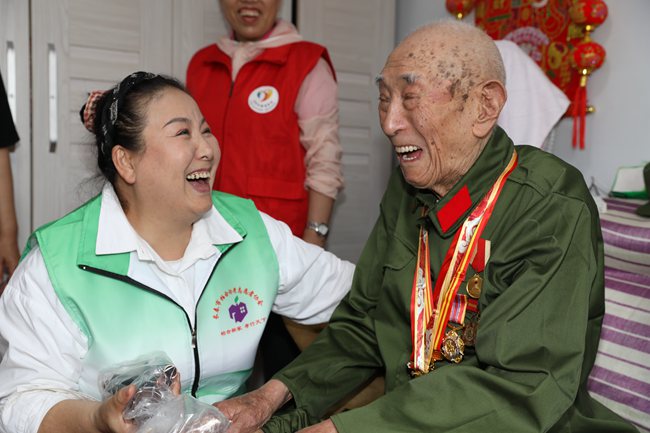 省柏合暖兵志愿服務隊志愿者看望慰問老兵薛級臣。