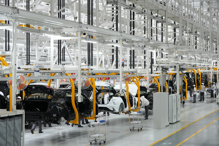 位于吉林長春的一汽紅旗繁榮工廠總裝車間裝配線。人民網記者 李洋攝