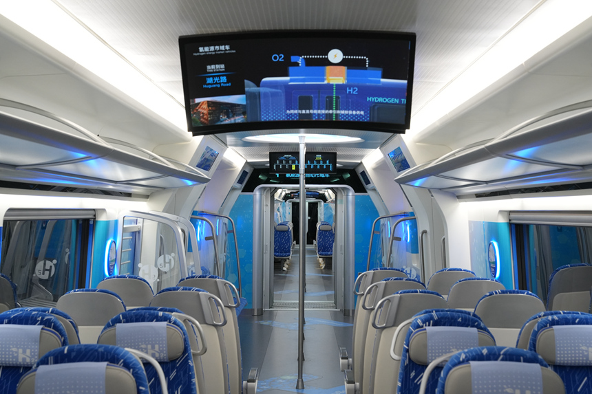 由中車長春軌道客車股份有限公司研制的我國首列氫能源市域列車內景圖。據悉，該列車配置了“氫能+儲能”動力系統和氫電混動能量管理策略控制系統，雙系統與整車控制的深度集成，大幅提高了能量利用效率。人民網記者 李洋攝
