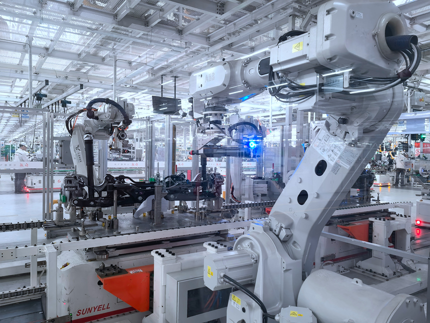 在一汽紅旗繁榮工廠總裝車間，智能上下料機械臂、全自動沖壓機等代替了人工，有條不紊地執行著指令，工作人員實時掌握著機器工作狀態及完成度。人民網記者 馬俊華攝