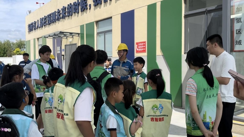 工作人員李品洋為志愿者們講解氫能源的產生過程
