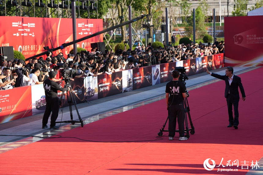 電影節嘉賓走向紅毯與觀眾揮手致意。人民網記者 李洋攝
