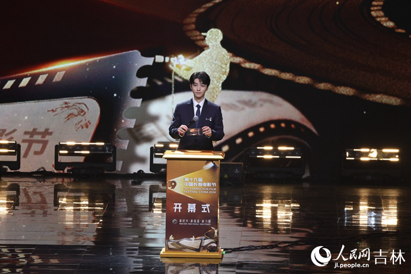 長春電影節形象大使王俊凱揭幕“金鹿獎”獎杯。人民網記者 李洋攝