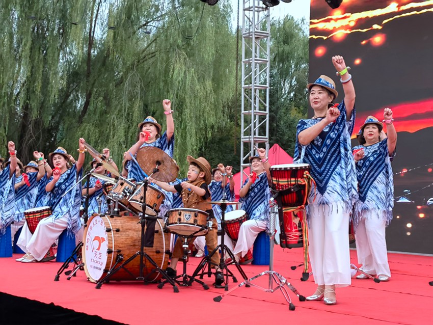 開秤儀式現場文藝演出。人民網記者 馬俊華攝