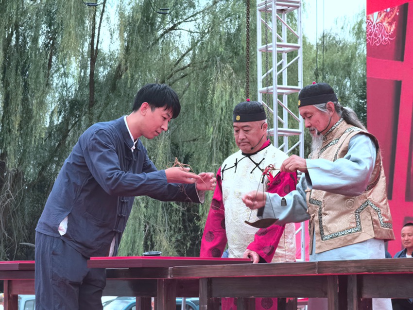 參把頭帶著人參上臺稱重。人民網記者 馬俊華攝