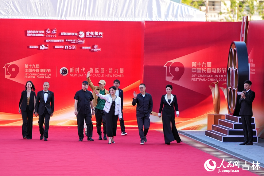 電影節開幕式上，評委會走向紅毯。人民網記者 李洋攝