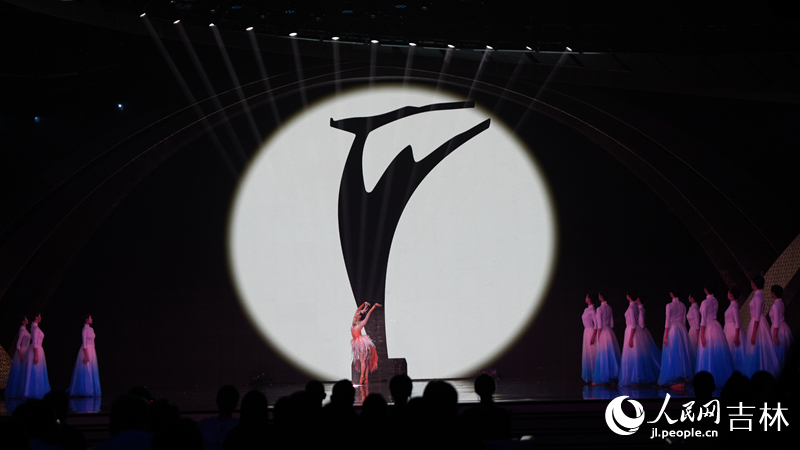 閉幕式上，開場秀·光影之旅《圓》揭開活動序幕。人民網記者 李洋攝