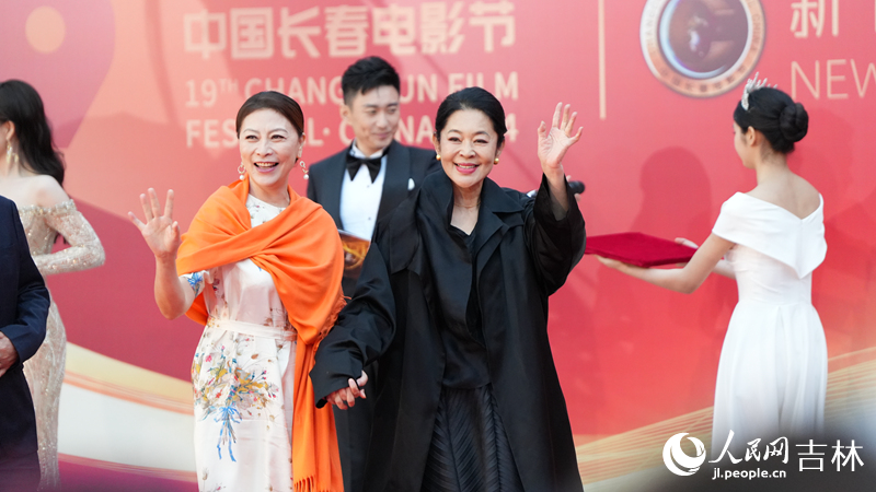 倪萍(右)、岳紅(中)、李誠儒(左)在紅毯儀式上亮相。 中新社記者 張瑤 攝人民網記者 李洋攝