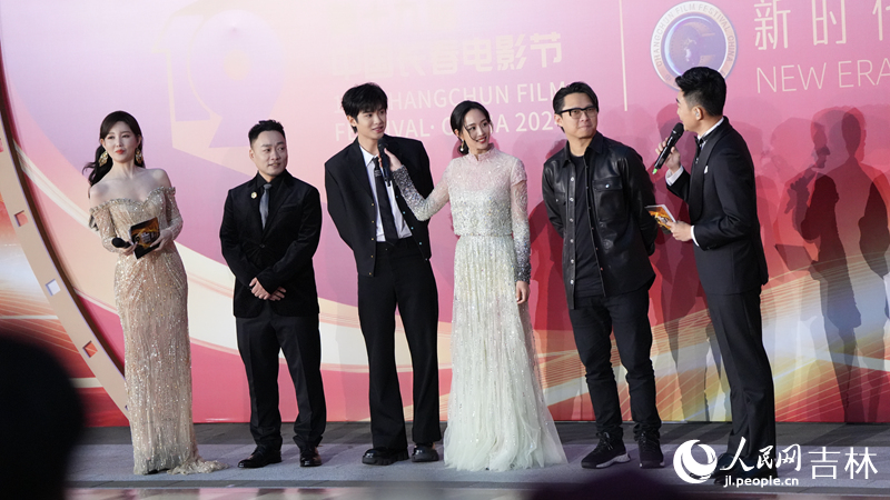 張鈞甯、黃明昊等人在閉幕紅毯亮相。人民網記者 李洋攝