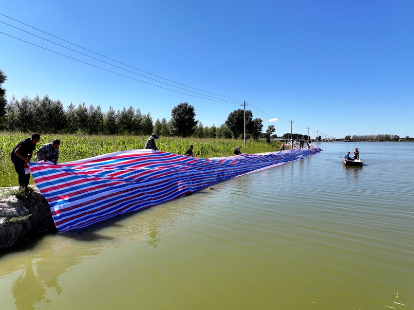 東屏鎮、莫莫格蒙古族鄉采用船只運送防汛物資修復堤防。潘晟昱 攝