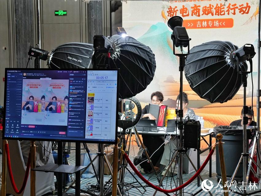 新電商賦能行動吉林專場直播火熱進行。人民網記者 李洋攝