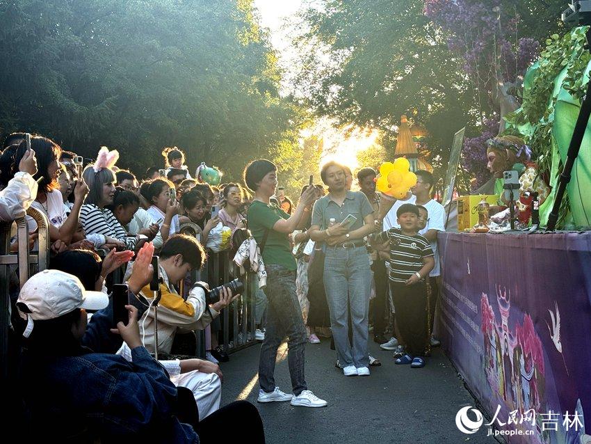 “雪餅猴”與游客互動。人民網記者 李思玥攝