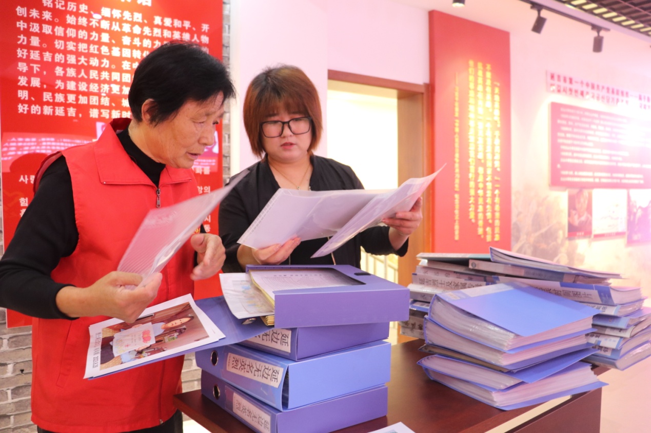 2024年9月，72歲的徐淑子（左一）和延吉市老兵之家服務中心人員整理英烈和老兵事跡檔案。