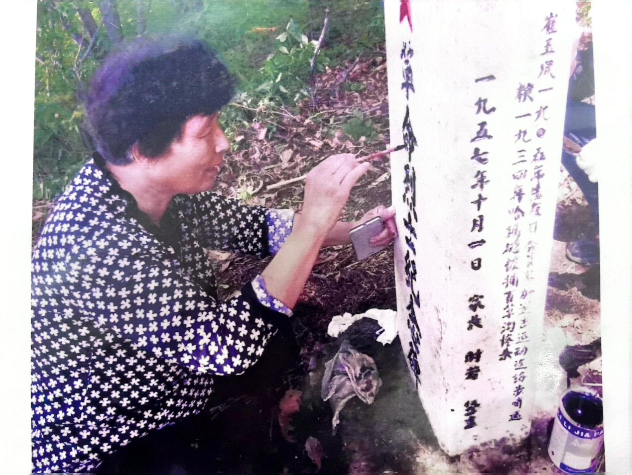 2016年，徐淑子帶領老兵和社區工作人員為28位烈士紀念碑描紅。