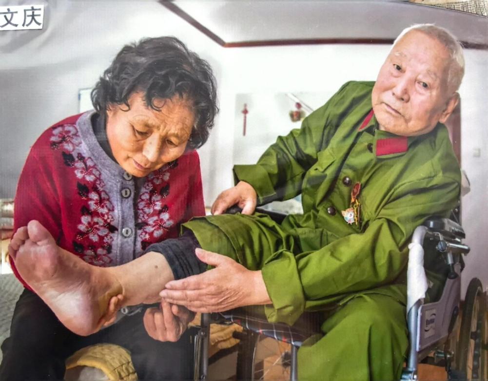 2017年，徐淑子看望抗美援朝老兵成文慶。