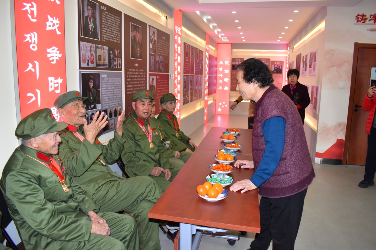 徐淑子在老兵之家組織開展老兵聯歡活動。
