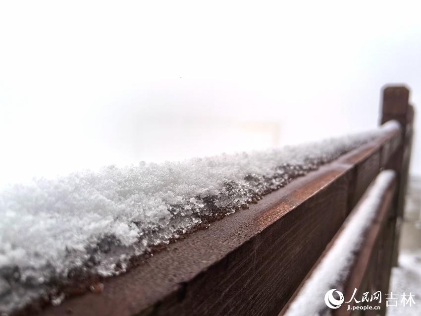 吉林市迎來初雪，木橋欄桿上積雪晶瑩剔透。人民網記者 王海躍攝