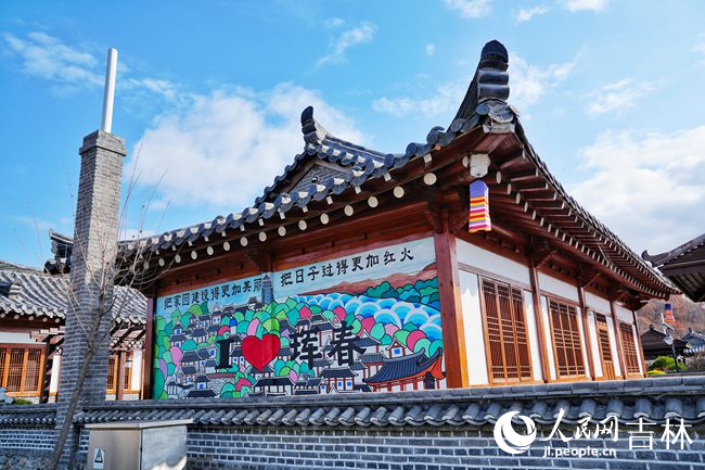 防川村極具民族特色的民宿。人民網記者 李洋攝