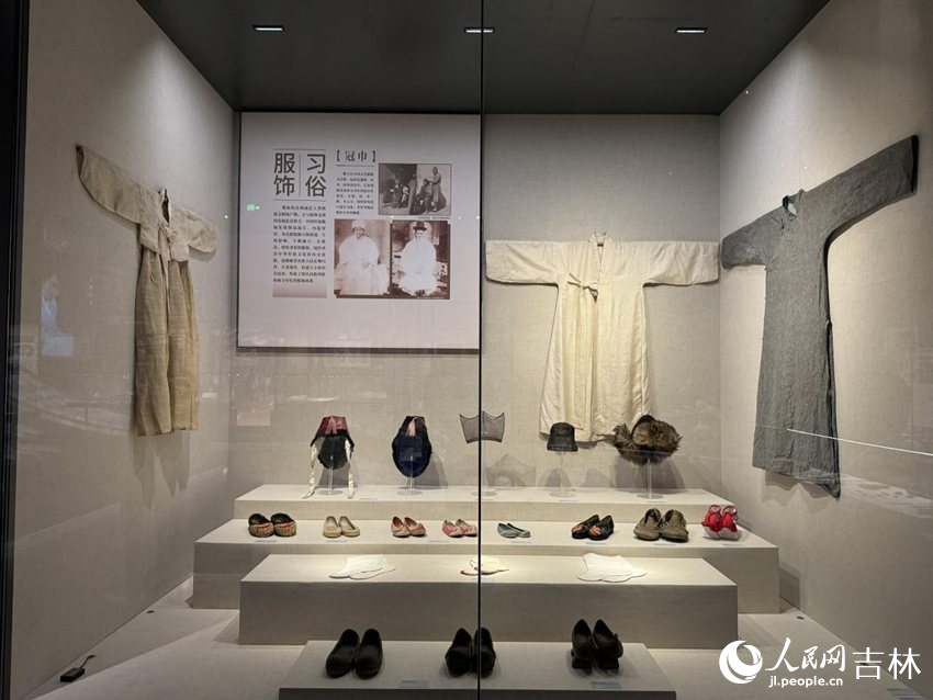 少數民族服飾習俗展示。人民網記者 李思玥攝