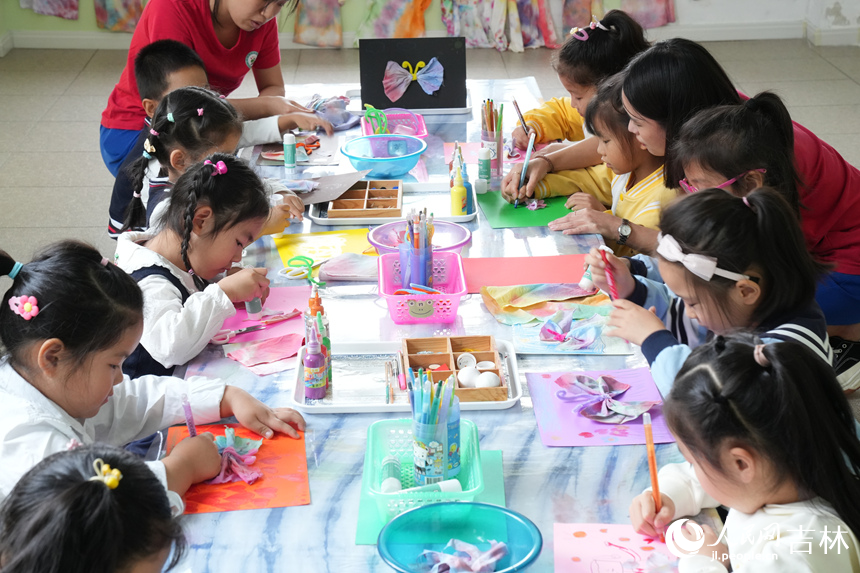 孩子們被扎染藝術的魅力深深吸引。人民網記者 李洋攝