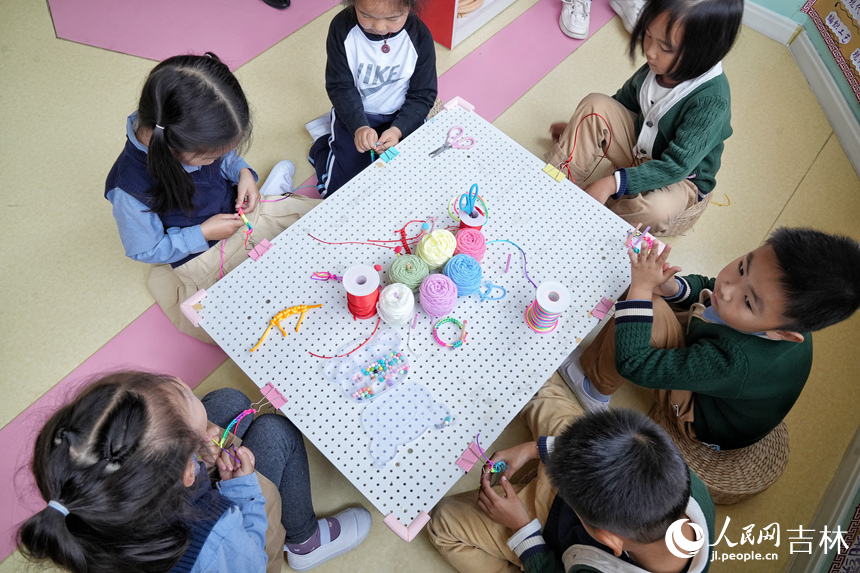 孩子們動手體驗非物質文化遺產——繩編。人民網記者 李洋攝
