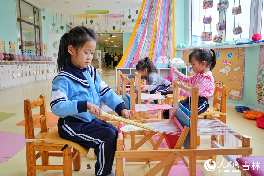 小朋友們動手體驗織造技藝。人民網記者 李洋攝