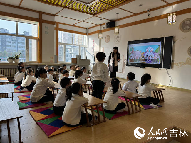 延吉市中央小學校學生正在上“禮儀課”。人民網記者 李思玥攝