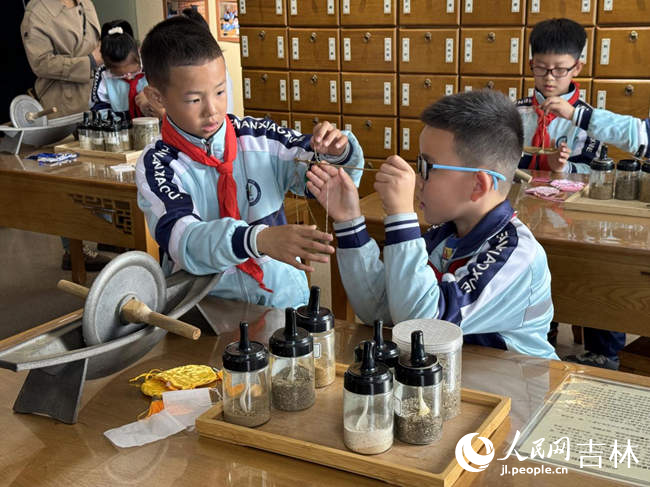 學生們正在延吉市青少年活動中心本草堂學習制作艾草香囊。人民網記者 李思玥攝