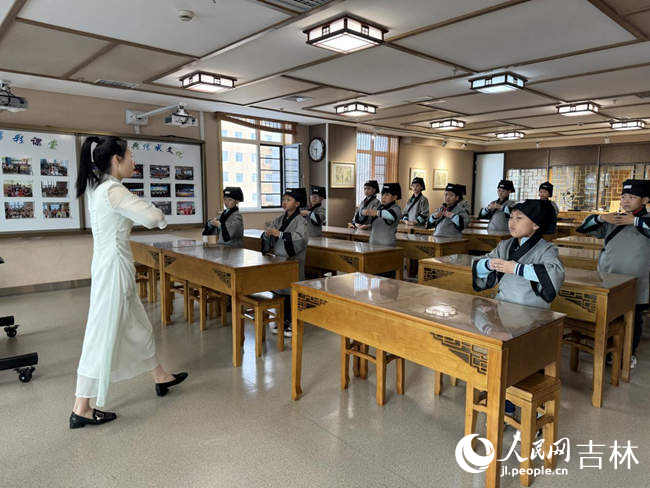 學生們正在延吉市青少年活動中心經典學堂學習傳統禮儀。人民網記者 李思玥攝