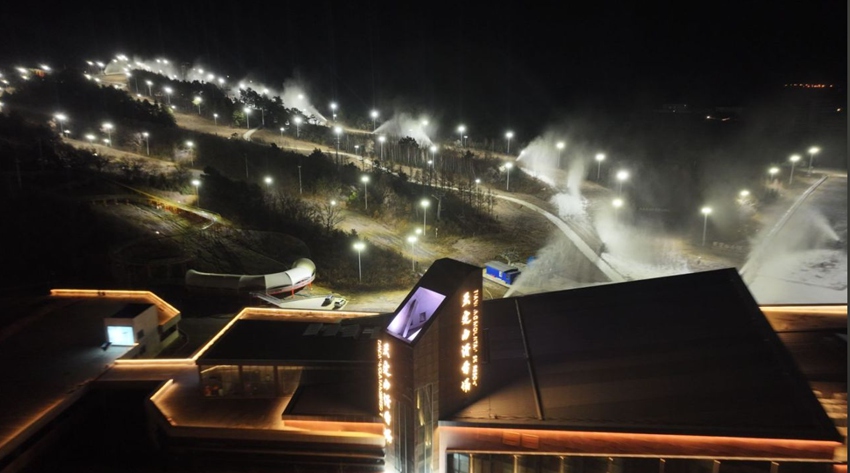 11月5日，長春天定山滑雪場封存一年的雪炮火力全開