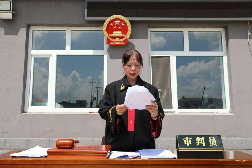 伊通法院少年法庭四級高級法官張宏艷進行巡回審判。（伊通法院供圖）