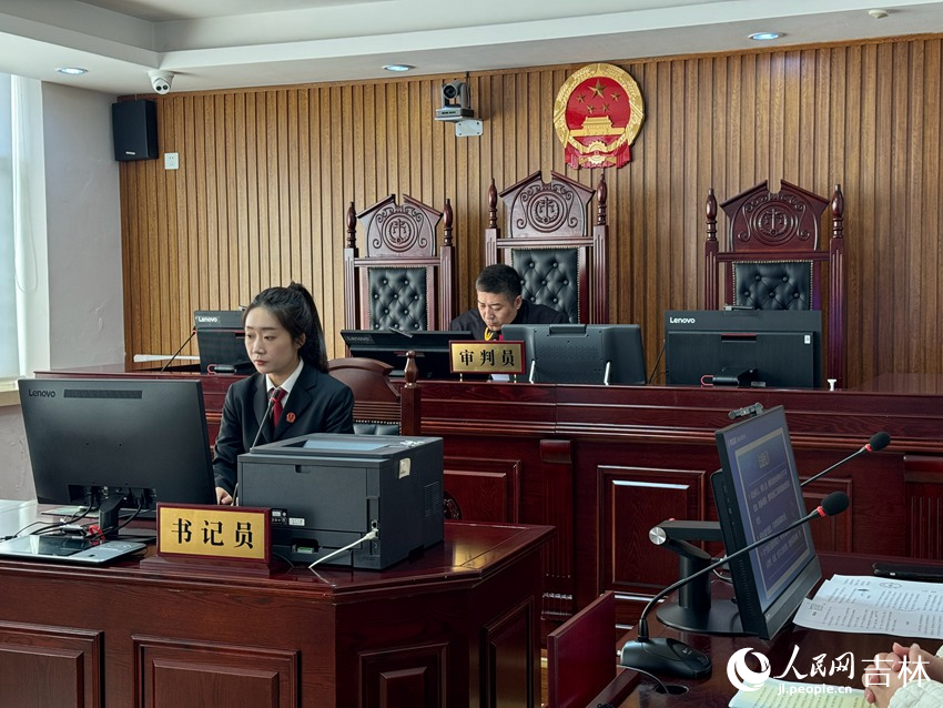 11月7日上午，鐵西法院訴訟服務中心速裁法庭正在開庭審理一起重大金融借款合同糾紛案件。人民網記者 李思玥攝