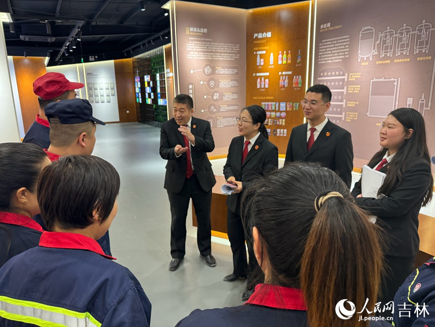 11月7日，鐵西法院的法官們前往企業進行普法宣傳。人民網記者 李思玥攝