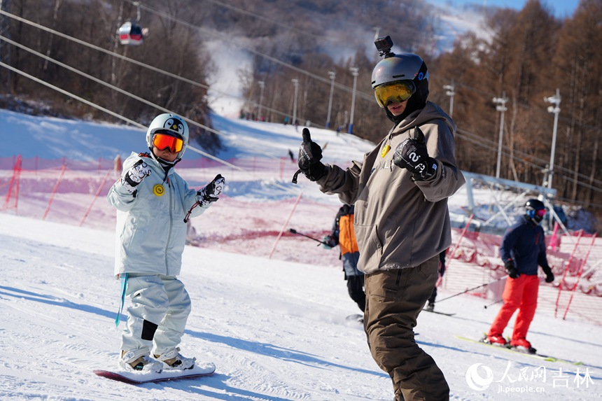 游客在吉林北大湖滑雪度假區學習滑雪。人民網記者 李洋攝