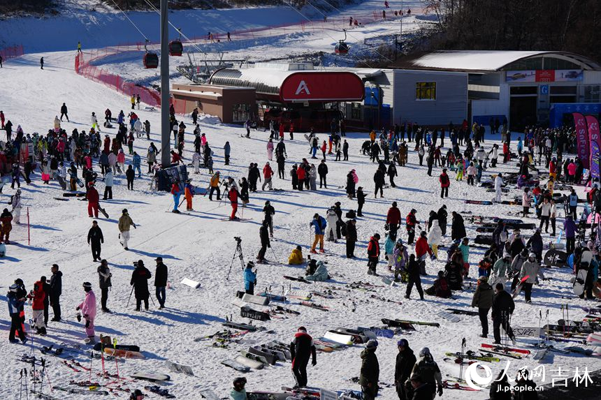 23日，吉林省2024—2025新雪季開板首日，大批滑雪愛好者抵達滑雪場開啟今年的滑雪“首秀”。人民網記者 李洋攝