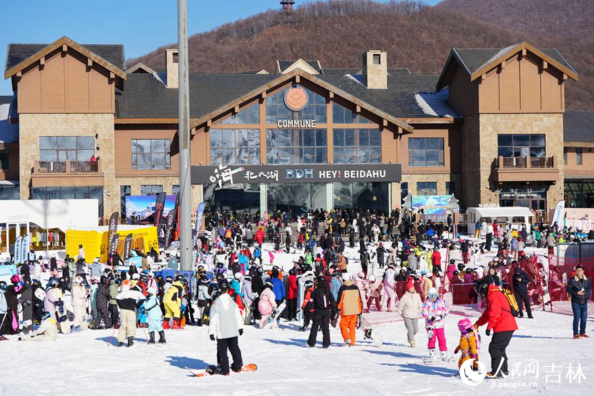 23日,吉林北大湖滑雪度假區游客如織。人民網記者 李洋攝