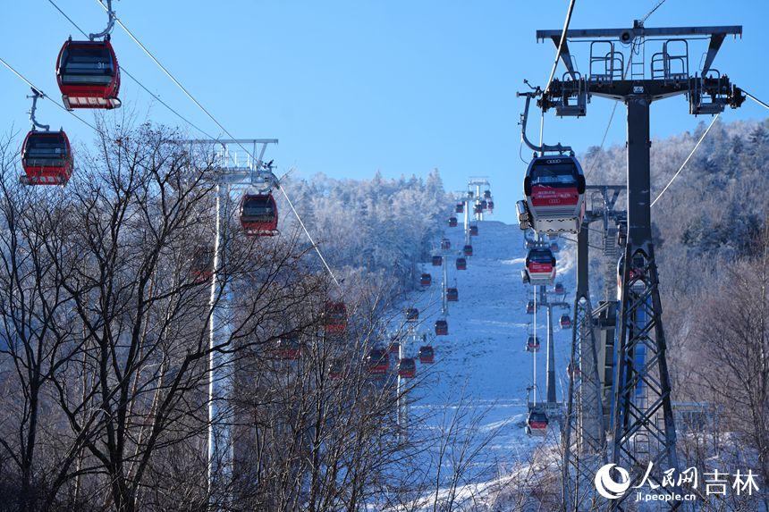 吉林北大湖滑雪度假區纜車開行。人民網記者 李洋攝