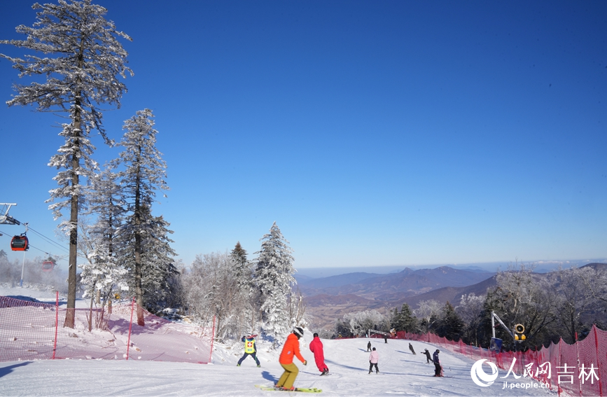“開板”當日，北大湖現絕美高山霧凇。人民網記者 李洋攝