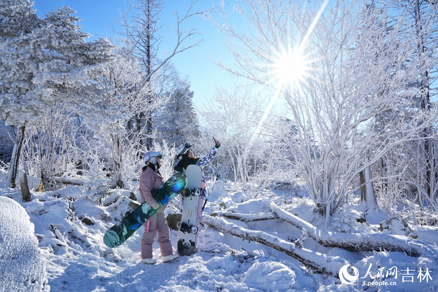 冬日的北大湖仿若冰雕玉琢般晶瑩的童話世界,吸引著游客到此觀光留念。人民網記者 李洋攝