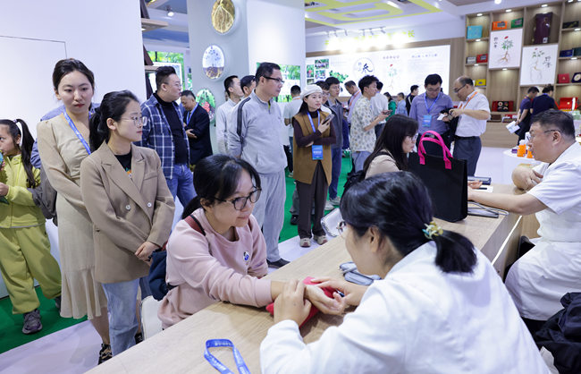 中醫義診體驗區火爆現場。