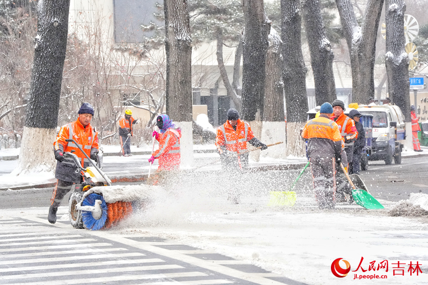 環衛工人加緊對路面進行清掃。人民網記者 李洋攝