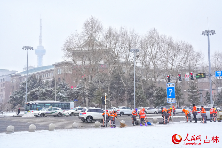 環衛工人加緊對路面進行清掃。人民網記者 李洋攝