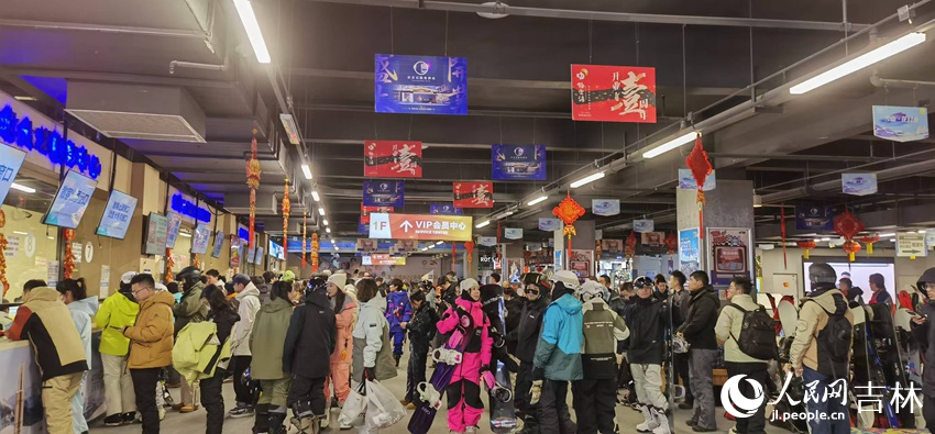 北大湖滑雪度假區雪具大廳排起了長隊。人民網記者 王海躍攝