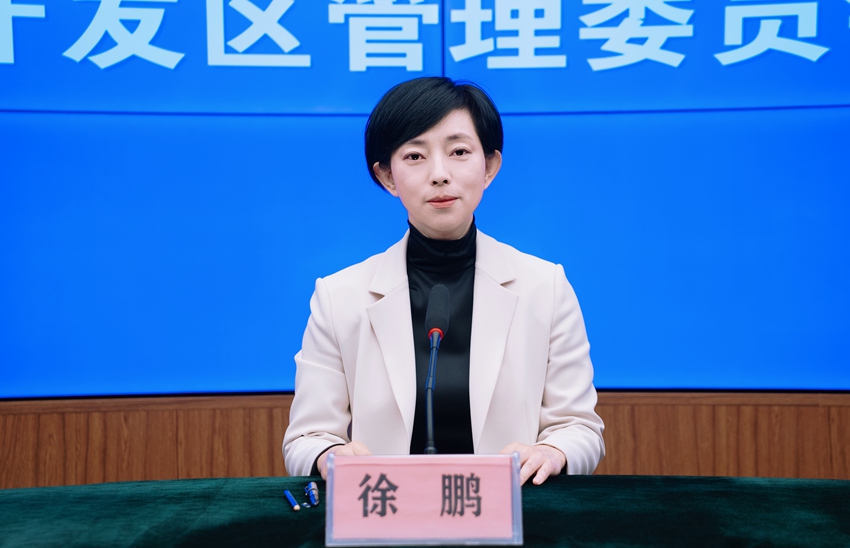 長白山黨工委委員、管委會副主任徐鵬發言。