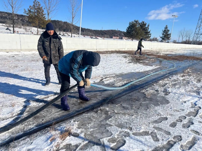 場地澆冰作業中。