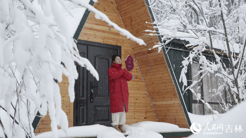 隨著一場大雪降臨,老里克湖松林被潔白的雪凇裝點得如詩如畫。人民網記者 李洋攝