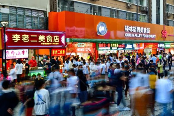  細微處，重新定義繁華凌晨兩點，婁紅艷萬萬沒有想到，美食街上燈火通明，人群熙熙攘攘。這是8月末的桂林路。她甚至疑惑地看了下手機里的時間，是2：00沒錯。