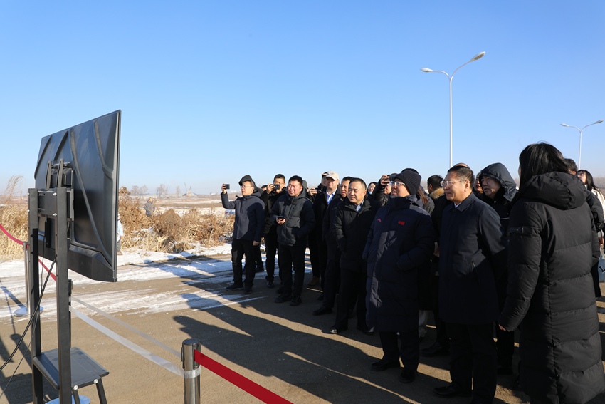 參加活動代表現場觀摩長光博翔世界首創雙飛翼垂直起降固定翼無人機試飛。