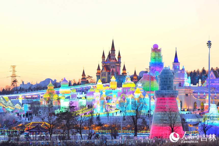 16日，長春冰雪新天地景區亮燈迎客。人民網記者 李洋攝