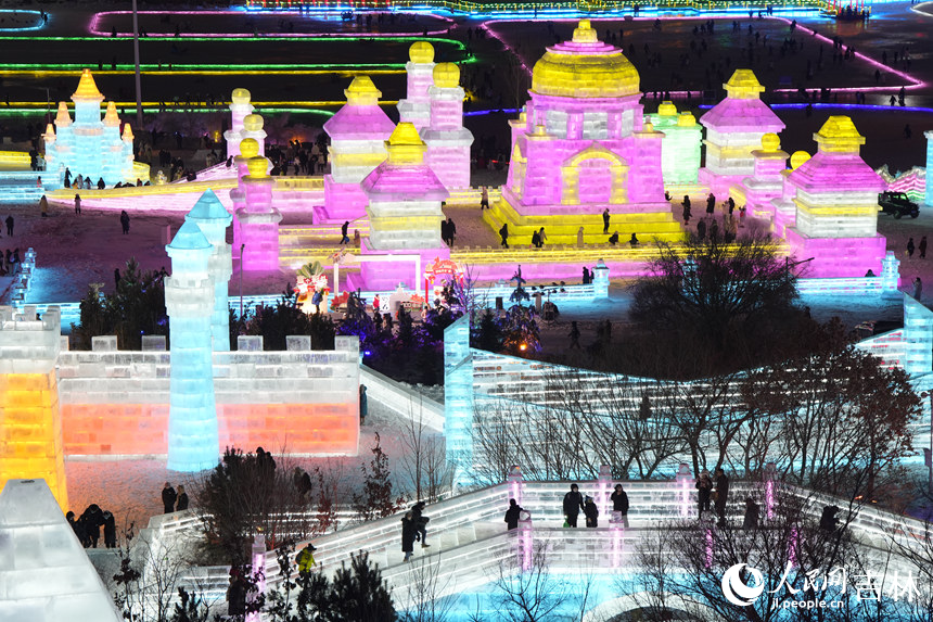 游客在大型主題冰雕里內觀賞。人民網記者 李洋攝